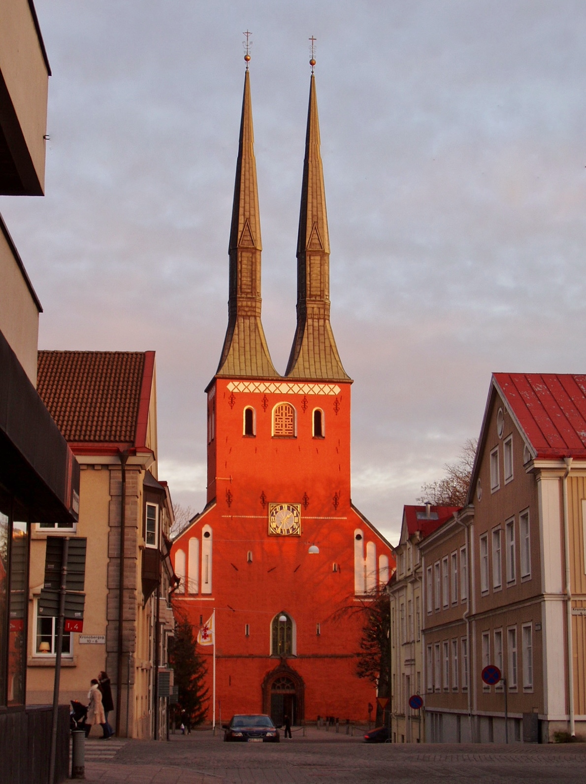 Foto av växjödomkyrka i kvällssol